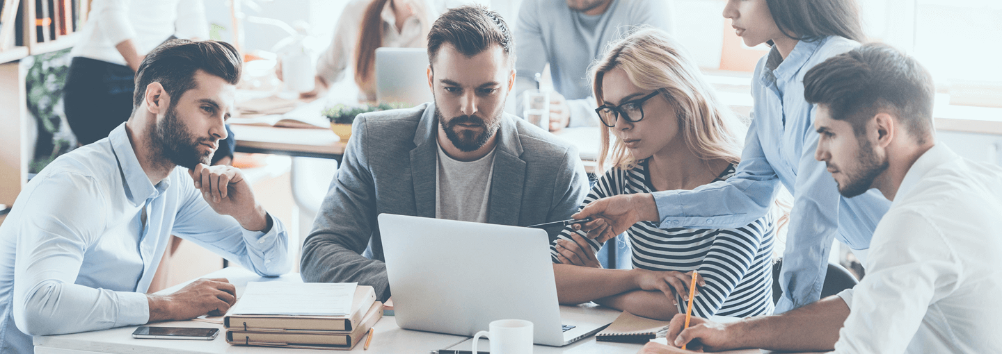 ludzie siedzący w biurze przed komputerem