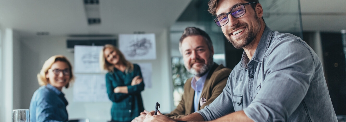 młody zespół w sali konferencyjnej